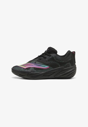Schwarzer Sportschuh mit mehrfarbigen irisierenden Streifen an der Seite und dicker schwarzer Sohle, von links gesehen.