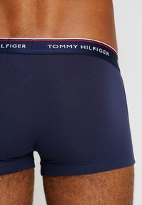 Tommy Hilfiger PREMIUM ESSENTIAL LOW RISE HIP TRUNK 3 PACK - Cuecas boxer - dark blue/light blue/blue