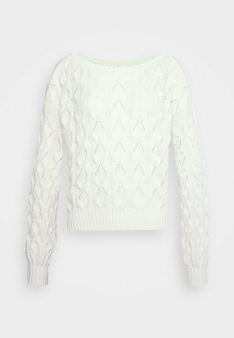 Valkoinen neulottu pitkähihainen päärmä, jossa on köysi- ja timanttikuvio, ribbireunat hihansuissa ja helmassa, esitetty tasaisesti valkoista taustaa vasten.