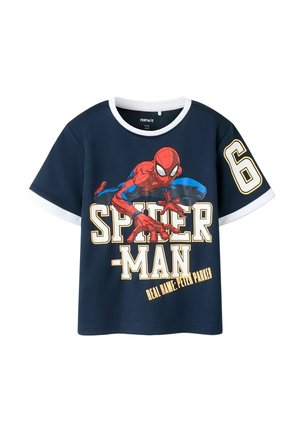 T-shirt bébé bleu marine avec bordure blanche, avec un graphique de Spider-Man accroupi, grand texte "SPIDER-MAN", "6" sur la manche, et "Nom réel : Peter Parker."