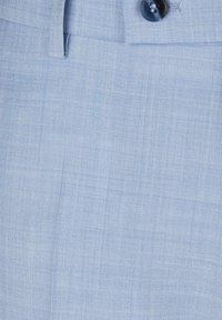 Jasnoniebieski pas do spodni z tkaniny z czarnym guzikiem i pętlą na pasek, ukazujący teksturę i subtelny wzór tkaniny.