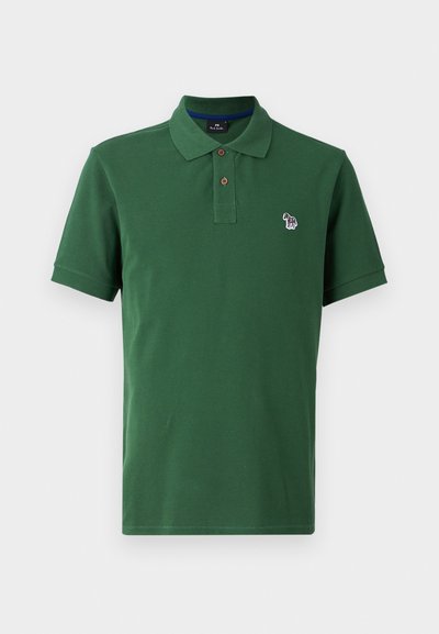 Zaļš polo krekls, izgatavots no kokvilnas, ar trīs pogu aizdari, īsām piedurknēm un mazu izšūtu logotipu krūšu rajonā.