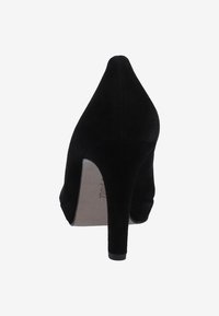 Czarne zamszowe szpilki o spiczastym nosku, smukłej sylwetce i 10 cm obcasie typu stiletto. Posiadają gładką fakturę i minimalne akcenty.