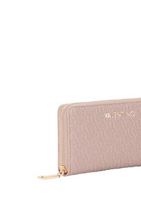 Cartera de cuero texturizado en color rosa con el logo "Valentino" en relieve, cremallera de tono dorado y diseño minimalista.