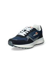 Sneaker atletico blu e nero con tomaia in suede e tessuto, lacci bianchi, accenti grigi e suola in gomma con motivi di trazione.