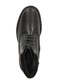 Stivaletto in pelle nera alla caviglia con punta rotonda, lacci frontali con occhielli in metallo e colletto imbottito, visto dall'alto.