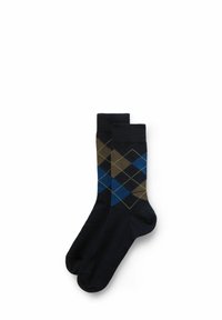 Mørkeblå sokker med et argyle mønster bestående af mørkeblå, brune og grønne diamanter, fremstillet af blødt og strækbart materiale.