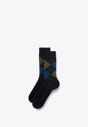 Navyblauwe sokken met een argyle-patroon van donkergroene, bruine en donkerblauwe ruiten, gemaakt van zacht en rekbaar materiaal.