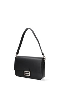 Zwarte lederen handtas met een gestructureerde vorm, een omgevouwen klep, zilveren hardware en een rechthoekig gespdetail. Inclusief verstelbare strap.