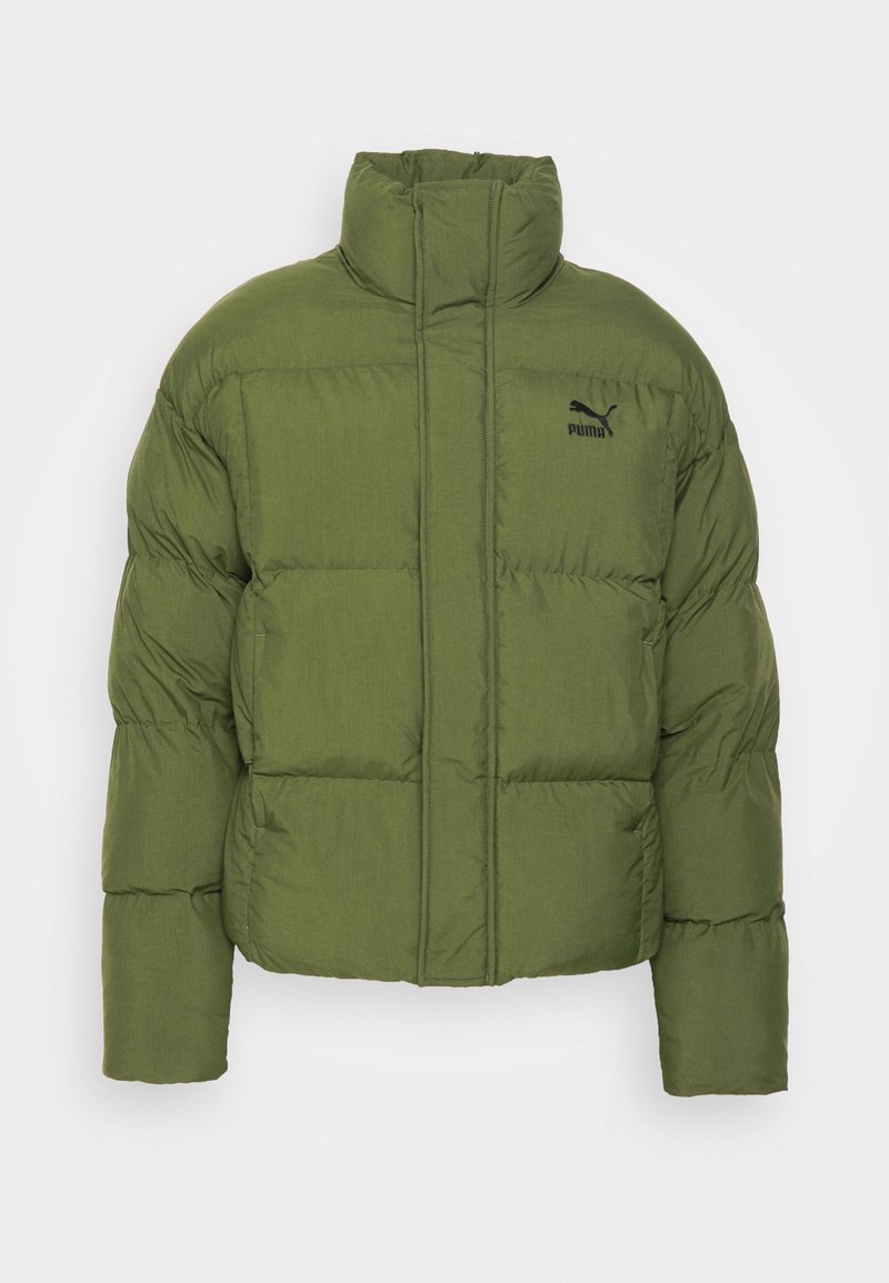 Giubbotto puffa verde oliva con colletto alto, texture imbottita, zip frontale e un piccolo logo nero sul petto sinistro.