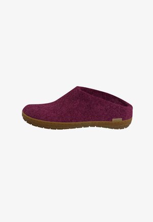 Enkelt vinrød filt slip-on tøfler med brun gummisål, lav ryg og lille mærke på siden.