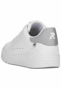 Białe sneakersy z górą z gładkiej skóry, szarym teksturowanym obcasem, okrągłym noskiem i płaską gumową podeszwą. Posiada perforacje i detal z logo przy obcasie.