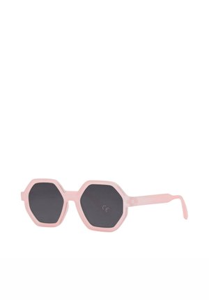 Lunettes de soleil à monture hexagonale rose avec verres foncés et branches droites sur fond blanc.