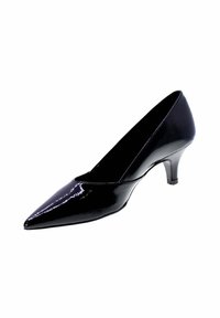 Décolleté nera in vernice con punta affilata e tacco kitten basso su sfondo bianco.