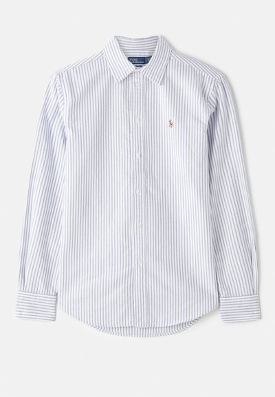 Chemise à manches longues rayée bleu clair et blanche avec des boutons. Présente un col et un petit logo brodé sur la poitrine.