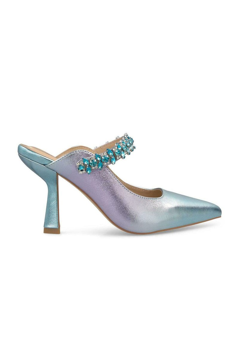 Escarpin à bout pointu en dégradé de bleu et cuir métallisé argenté, avec une sangle ornée de bijoux sur le dessus du pied. Talon aiguille avec une base en bloc.