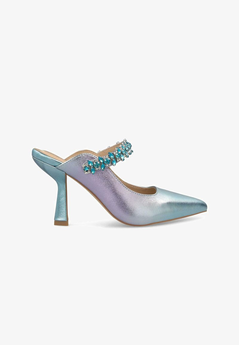 Spitz zulaufender Absatzschuh in einem Farbverlauf aus blauem und silbernem Metallic-Leder, mit einem verzierten Riemen über dem Fuß. Stiletto-Absatz mit einem Blockfuss.
