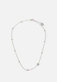 Zilveren ketting met ronde parels spaced langs een delicate schakeling, met een sluiting en logo-tag.