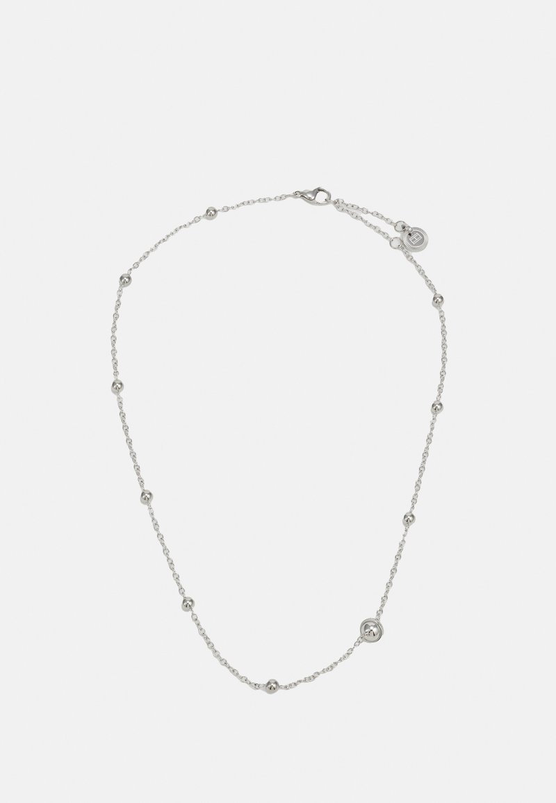 Zilveren ketting met ronde parels spaced langs een delicate schakeling, met een sluiting en logo-tag.