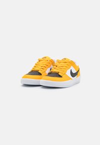Nike SB SB FORCE 58 PREMIUM - Sapatilhas - university gold/black/white/pecan