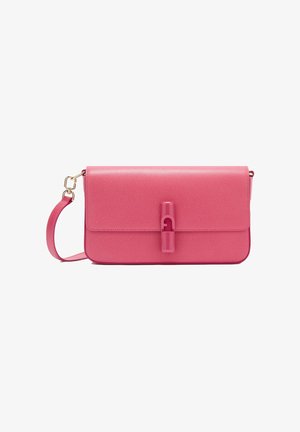 Rechthoekige, getextureerde roze leren clutch met bijpassende sluiting en afneembare polsband, getoond tegen een witte achtergrond.