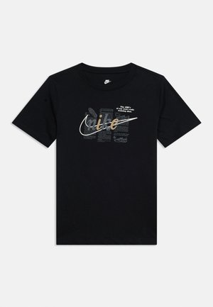 Μαύρο κοντομάνικο μπλουζάκι Nike με πολύχρωμο λογότυπο "Nike", λευκό σήμα Swoosh και κείμενο σχετικά με παπούτσια προπόνησης τυπωμένο στο στήθος.