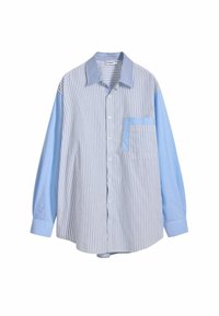 Gestreiftes blaues Hemd mit Knopfverschluss, das einen hellblauen linken Ärmel und eine Tasche aufweist, aus glattem Stoff gefertigt und mit klassischem Kragen gestaltet.