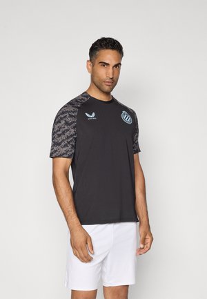 Korte mouwen, zwart sportshirt met gemusterde grijze schouders, voorzien van een blauw logo en een ronde halslijn, gemaakt van lichtgewicht materiaal.