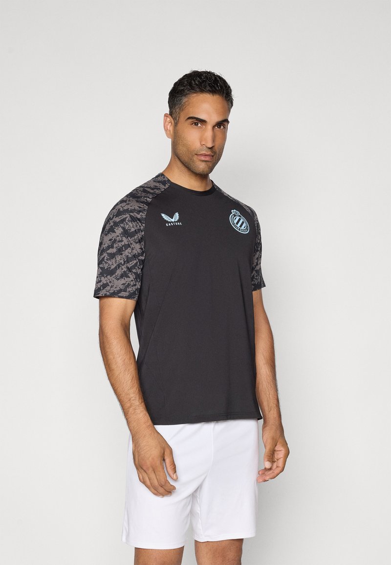 T-shirt de sport noir à manches courtes avec des épaules grises à motifs, arborant un logo bleu et un col rond, fabriqué en matériau léger.