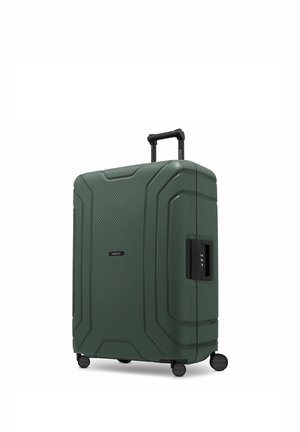 Grote donkergroene harde koffer met vier wielen, uitschuifbare handgreep en ingebouwd cijferslot op een witte achtergrond.