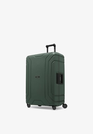 Grande valigia rigida verde scuro con quattro ruote, manico estensibile e serratura a combinazione integrata su sfondo bianco.