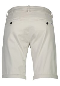 Herrshorts i krämfärgad nyans med en slät yta, utrustade med två bakfickor och uppvikta fållar. Tillverkade av slitstarkt tyg.