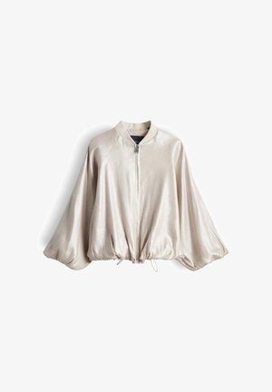 Lichtbeige satijnen bomberjack met volledige voorrits, ballonmouwen, geribde kraag en verstelbare tunnelkoordzoom.