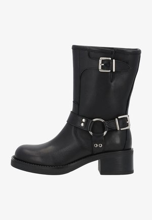 Schwarze Leder-Ankle-Boots mit runder Zehe, silbernen Hardware-Details und einem Riemen mit Ring. Verfügt über einen Blockabsatz und gestickte Akzente.