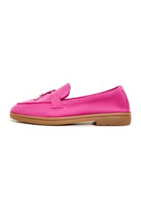 Roze suède instapper met een strikdetail en een flexibele bruine zool. De gladde textuur en de ronde neus zorgen voor een casual, comfortabele uitstraling.