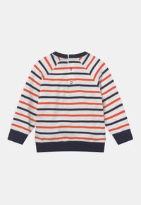 Langärmliger Pullover für Kinder mit horizontalen blau- und orangegestreiften Mustern, blauen Bündchen und Saum sowie zwei Knöpfen am hinteren Kragen.