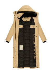 Manteau long isolé beige avec intérieur noir, doté d'une capuche en fausse fourrure, de fermetures éclair et de pressions, ainsi que de deux poches extérieures.