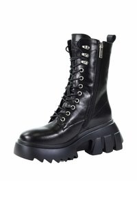 Czarne skórzane buty za kostkę z grubą platformą, bocznym zamkiem błyskawicznym i wyraźnymi oczkami. Charakteryzują się gładką teksturą i wysoką cholewką.