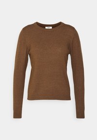 Brauner Strickpullover mit langen Ärmeln, Rundhalsausschnitt und eng anliegenden Bündchen, präsentiert vor einem einfarbigen hellen Hintergrund.