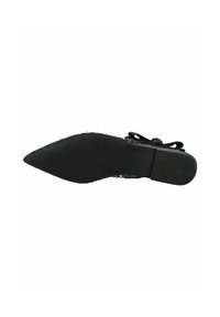 Zapato negro de punta con un upper liso, cordones decorativos y tacón plano. Presenta una suela texturizada con un diseño antideslizante.