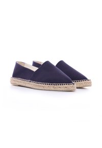 Espadrilles de lona azul marino con suela de yute, que presentan un diseño de punta afilada y una parte trasera abierta para facilitar el calce.