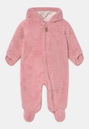 Weicher rosa Fleece-Babystrampler mit Kapuze, Fäustlingen als Bündchen, Fußüberzügen und Frontreißverschluss mit Stofflasche.