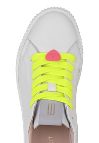 Sneaker in pelle bianca con lacci gialli brillanti e un'etichetta a forma di cuore rosa. Texture liscia, design arrotondato e suola in gomma.