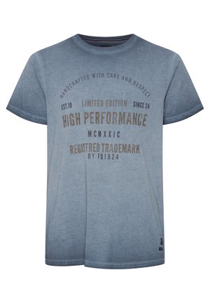 Medvilninis marškinėliai su mėlyno gradientų atspalviais. Turi apvalų iškirpimą ir spausdintą tekstą rudos spalvos, įskaitant "AUKŠTAS VEIKSMINGUMAS" ir prekių ženklus.