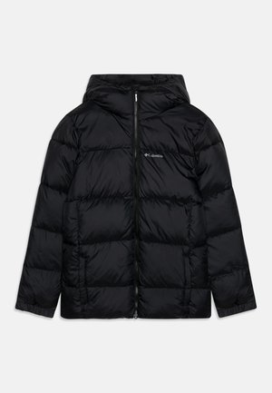 Casaco puffer preto com capuz, design acolchoado, fecho frontal com zipper e logotipo da Columbia no canto superior esquerdo. Textura suave.
