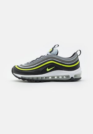 Buty Nike Air Max 97 mają czarno-szary cholewkę z zielonymi akcentami, falistym wzorem, widoczną poduszką powietrzną oraz teksturowaną gumową podeszwą.