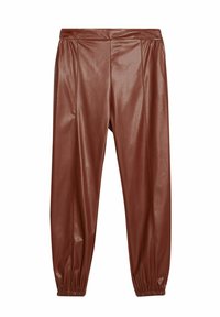 Pantaloni in finta pelle marrone con vestibilità affusolata, polsini elasticizzati e dettagli di cucitura verticale. Texture liscia e finitura lucida.