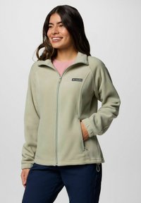 Fleecejacke in hellgrün, mit durchgehendem Reißverschluss und Stehkragen, mit Logo auf der Brust und seitlichen Taschen. Weicher Stoff, lässiges Design.