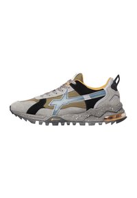 Sneaker grigia e nera con accenti blu, suola maculata, fodera interna arancione e tallone con cuscinetto d'aria su sfondo bianco.