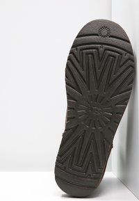 UGG CLASSIC MINI II - Talvisaappaat - chocolate